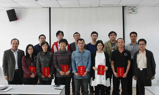 网络教育学院院长许晓艺(前排左一),书记陈兆平(前排右一)为优秀员工